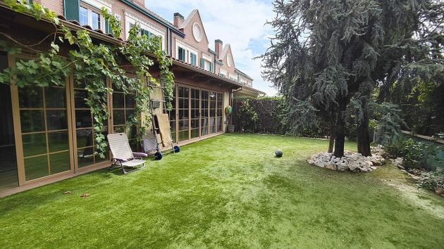 Foto 1 de Casa adosada en venta en El Encinar de los Reyes de 5 habitaciones con terraza y piscina