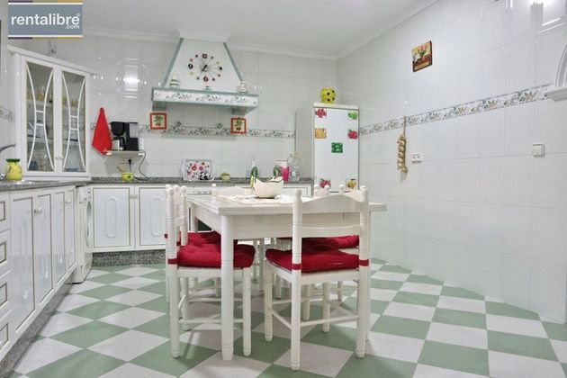 Foto 2 de Xalet en venda a V Centenario-Piletas-Capuchinos de 3 habitacions amb terrassa i piscina