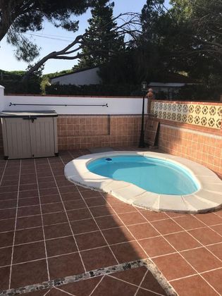 Foto 2 de Casa en venda a calle Mar Adriático de 2 habitacions amb piscina i jardí