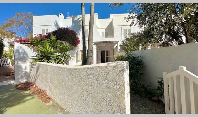 Foto 2 de Casa adosada en venta en Aguamarga de 3 habitaciones con terraza y jardín