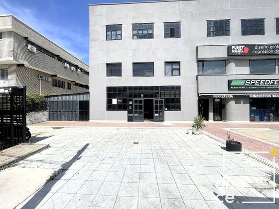 Foto 2 de Alquiler de local en avenida De la Industria de 145 m²