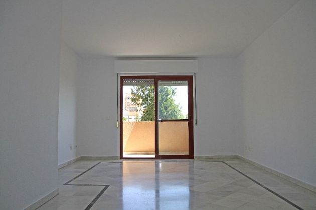 Foto 1 de Piso en alquiler en Reconquista-San José Artesano-El Rosario de 2 habitaciones con garaje y muebles