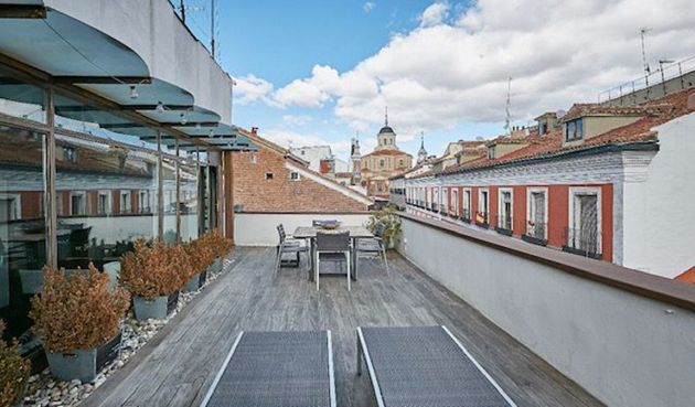 Foto 2 de Alquiler de ático en Embajadores - Lavapiés de 2 habitaciones con terraza y muebles