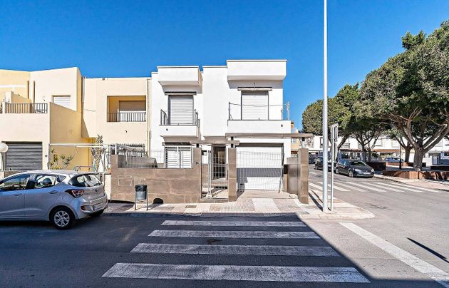 Foto 1 de Casa en venda a calle Serranía de Ronda de 4 habitacions amb terrassa i balcó