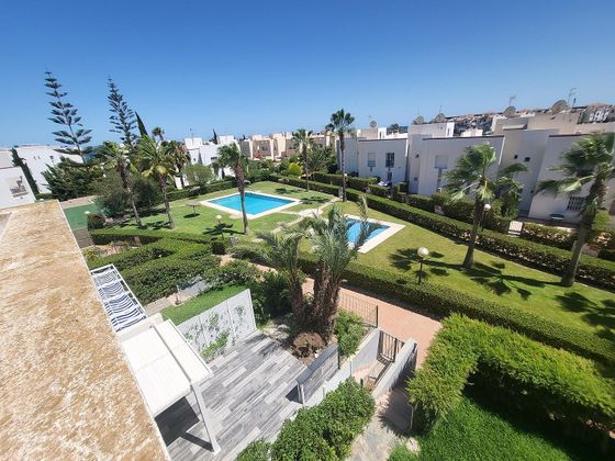 Foto 2 de Casa adossada en venda a El Playazo de 3 habitacions amb terrassa i piscina