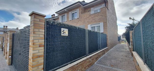 Foto 1 de Casa adossada en venda a El Olivar de Mirabal de 6 habitacions amb terrassa i piscina