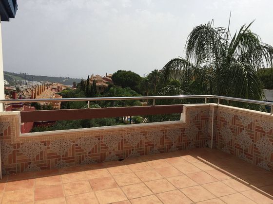 Foto 2 de Casa adossada en lloguer a La Alcaidesa de 4 habitacions amb terrassa i piscina
