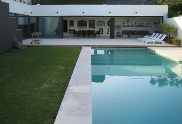 Foto 1 de Chalet en venta en La Alcaidesa de 6 habitaciones con terraza y piscina