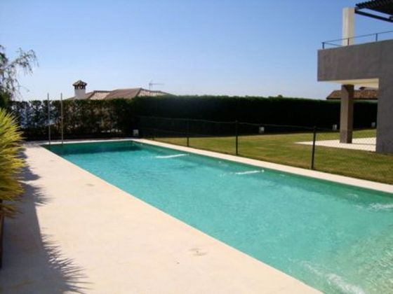 Foto 2 de Chalet en venta en La Alcaidesa de 6 habitaciones con terraza y piscina
