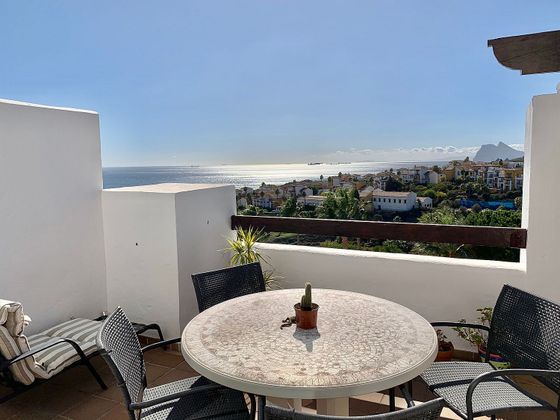 Foto 1 de Piso en venta en La Alcaidesa de 3 habitaciones con terraza y piscina
