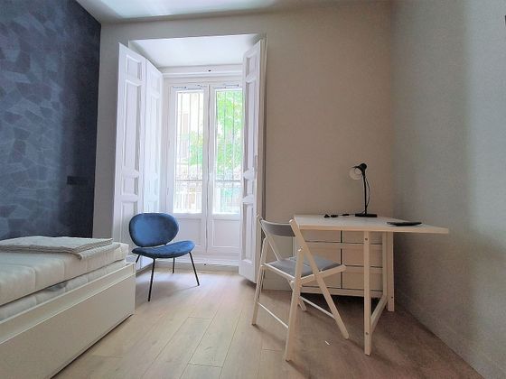 Foto 1 de Alquiler de estudio en Cortes - Huertas con terraza y muebles