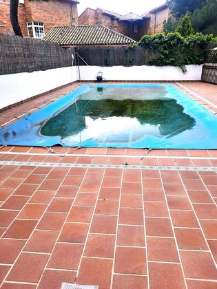 Foto 2 de Casa adossada en venda a calle De San Lorenzo de 4 habitacions amb terrassa i piscina