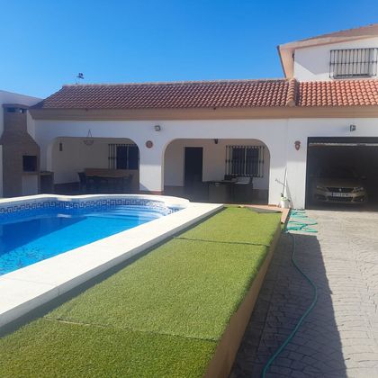 Foto 2 de Alquiler de chalet en El Rinconcillo de 4 habitaciones con terraza y piscina