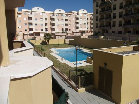 Foto 1 de Pis en lloguer a El Rinconcillo de 2 habitacions amb terrassa i piscina