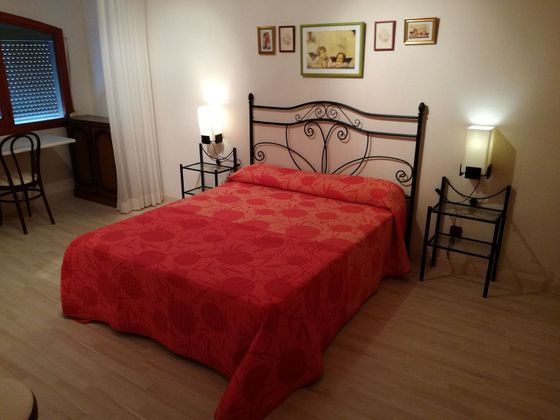Foto 2 de Pis en lloguer a Casco Antiguo de 1 habitació amb mobles i aire acondicionat