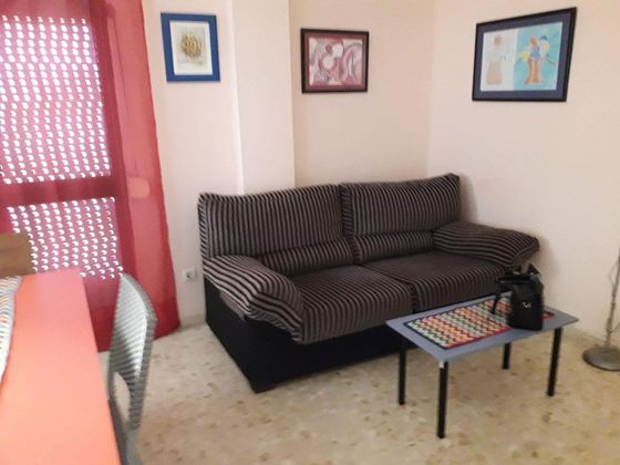 Foto 2 de Piso en alquiler en Reconquista-San José Artesano-El Rosario de 1 habitación con muebles y balcón