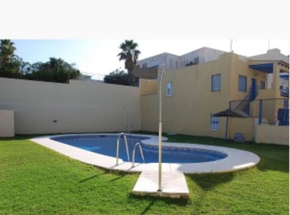 Foto 2 de Pis en lloguer a Reconquista-San José Artesano-El Rosario de 1 habitació amb terrassa i piscina