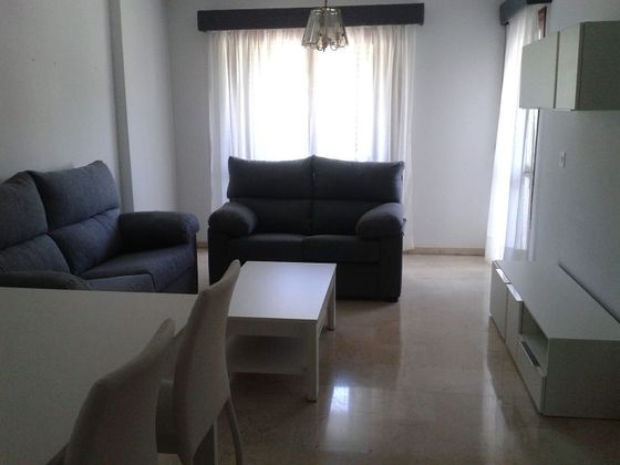 Foto 1 de Piso en alquiler en Reconquista-San José Artesano-El Rosario de 2 habitaciones con muebles y balcón