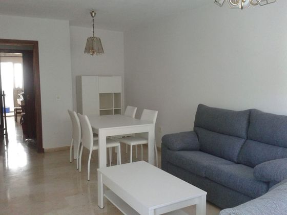 Foto 2 de Piso en alquiler en Reconquista-San José Artesano-El Rosario de 2 habitaciones con muebles y balcón