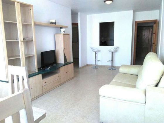 Foto 2 de Venta de piso en Roquetas Centro de 2 habitaciones con terraza y muebles