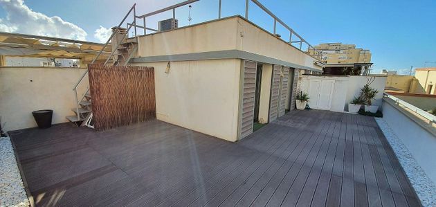 Foto 2 de Alquiler de ático en Centro - Almería de 2 habitaciones con terraza y garaje