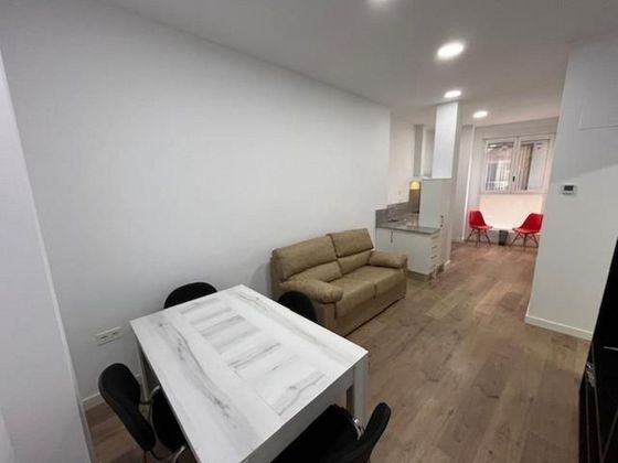 Foto 1 de Alquiler de piso en Centro - Almería de 1 habitación con muebles y aire acondicionado