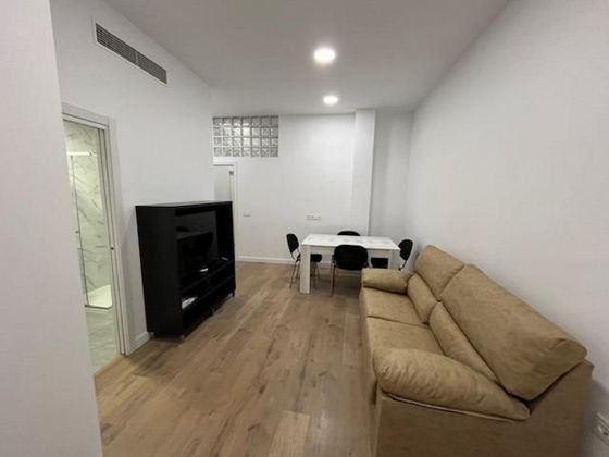 Foto 2 de Alquiler de piso en Centro - Almería de 1 habitación con muebles y aire acondicionado
