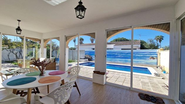 Foto 2 de Chalet en venta en Valdelagrana de 4 habitaciones con terraza y piscina