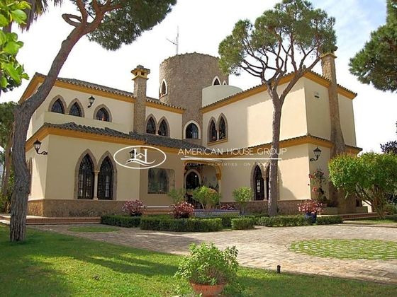 Foto 1 de Chalet en venta en Sancti Petri - La Barrosa de 5 habitaciones con terraza y jardín