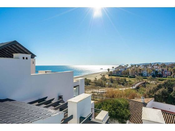 Foto 1 de Àtic en venda a urbanización Lugar Casares del Mar de 1 habitació amb terrassa i piscina