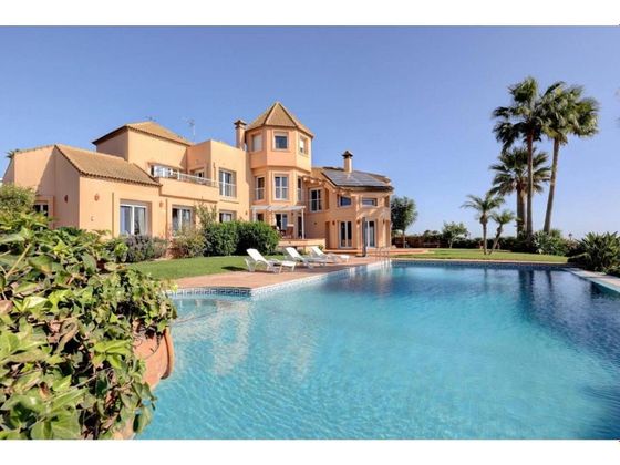 Foto 2 de Chalet en alquiler en La Alcaidesa de 7 habitaciones con terraza y piscina