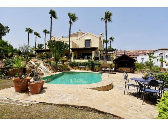 Foto 2 de Venta de casa en La Duquesa de 6 habitaciones con terraza y piscina