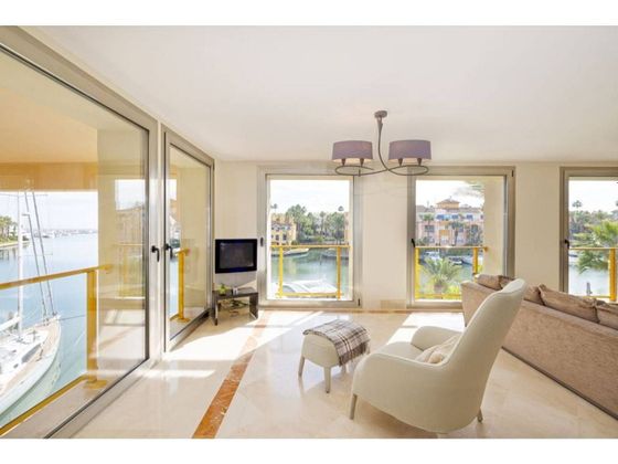 Foto 1 de Àtic en venda a Puerto de Sotogrande-La Marina de 5 habitacions amb terrassa i piscina