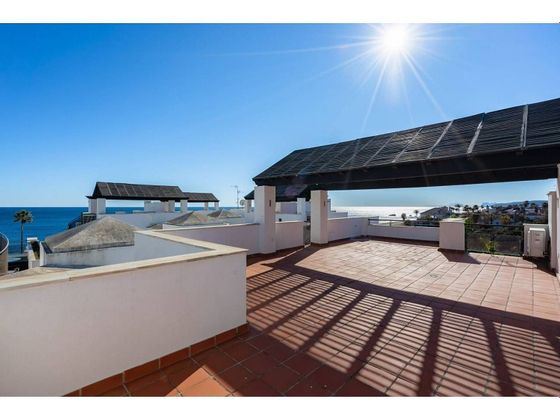 Foto 1 de Ático en venta en Casares de 2 habitaciones con terraza y piscina