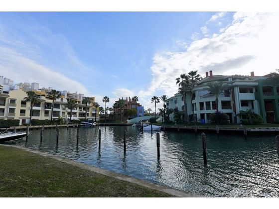 Foto 1 de Dúplex en venda a Puerto de Sotogrande-La Marina de 4 habitacions amb terrassa i piscina