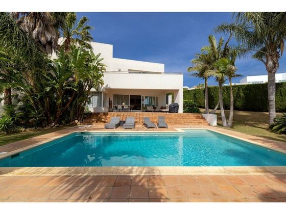 Foto 1 de Casa en venta en La Alcaidesa de 5 habitaciones con terraza y piscina