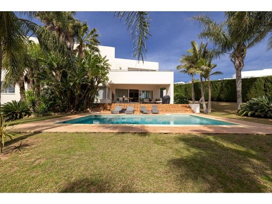 Foto 2 de Casa en venta en La Alcaidesa de 5 habitaciones con terraza y piscina
