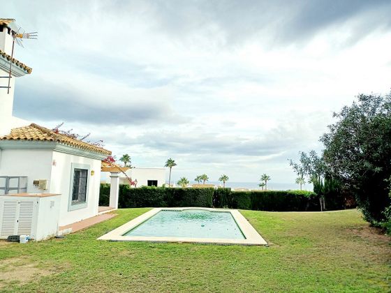 Foto 2 de Chalet en venta en La Alcaidesa de 4 habitaciones con terraza y piscina
