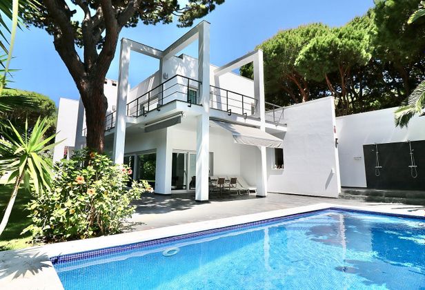 Foto 1 de Xalet en venda a avenida Holanda de 5 habitacions amb terrassa i piscina