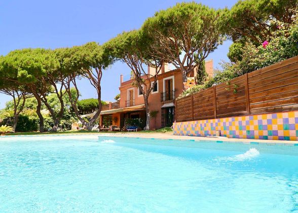 Foto 1 de Xalet en venda a Roche de 5 habitacions amb terrassa i piscina
