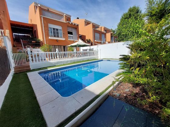 Foto 1 de Casa adosada en venta en calle Jaguarzo de 4 habitaciones con terraza y piscina