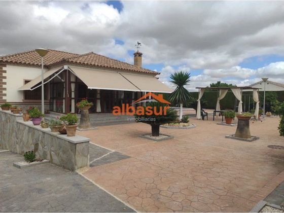 Foto 2 de Xalet en venda a Fernán-Núñez de 4 habitacions amb piscina i jardí