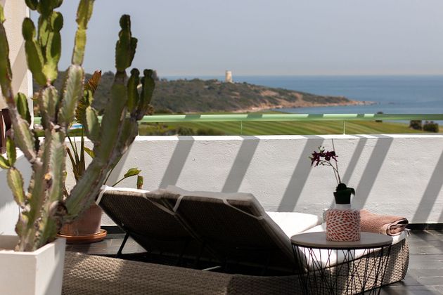 Foto 1 de Ático en venta en La Alcaidesa de 3 habitaciones con terraza y piscina