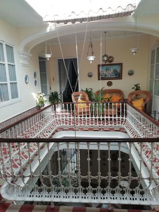 Foto 2 de Casa adossada en venda a Centro - Puerto de Santa María (El) de 10 habitacions amb balcó i aire acondicionat