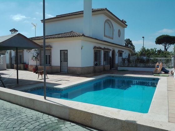 Foto 1 de Venta de chalet en El Juncal - Vallealto de 8 habitaciones con piscina y jardín