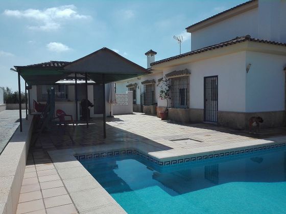Foto 2 de Venta de chalet en El Juncal - Vallealto de 8 habitaciones con piscina y jardín