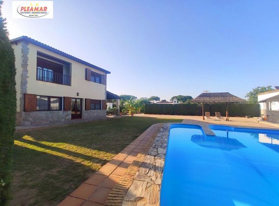 Foto 1 de Casa rural en venda a Centro - Norte de 4 habitacions amb terrassa i piscina
