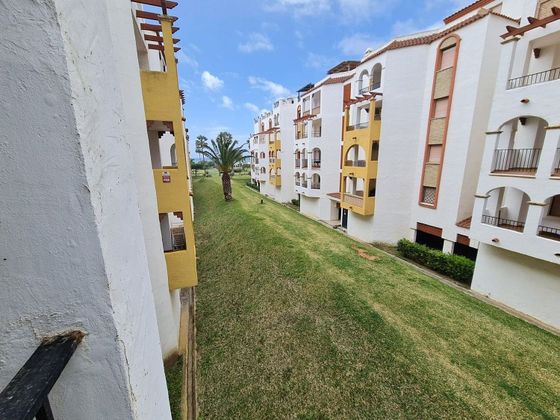 Foto 2 de Venta de piso en urbanización Atlanterra de 2 habitaciones con piscina y garaje