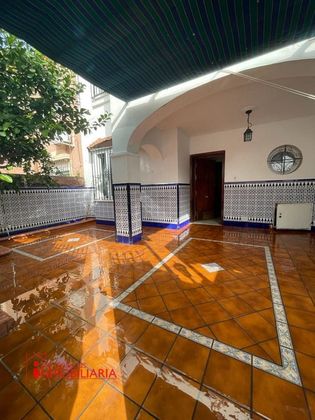 Foto 2 de Casa adossada en venda a avenida De Arcos de 3 habitacions amb terrassa i jardí
