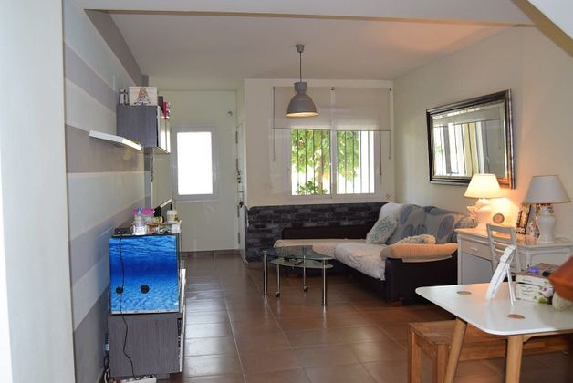 Foto 1 de Casa adossada en venda a calle Durazno de 2 habitacions amb terrassa i balcó